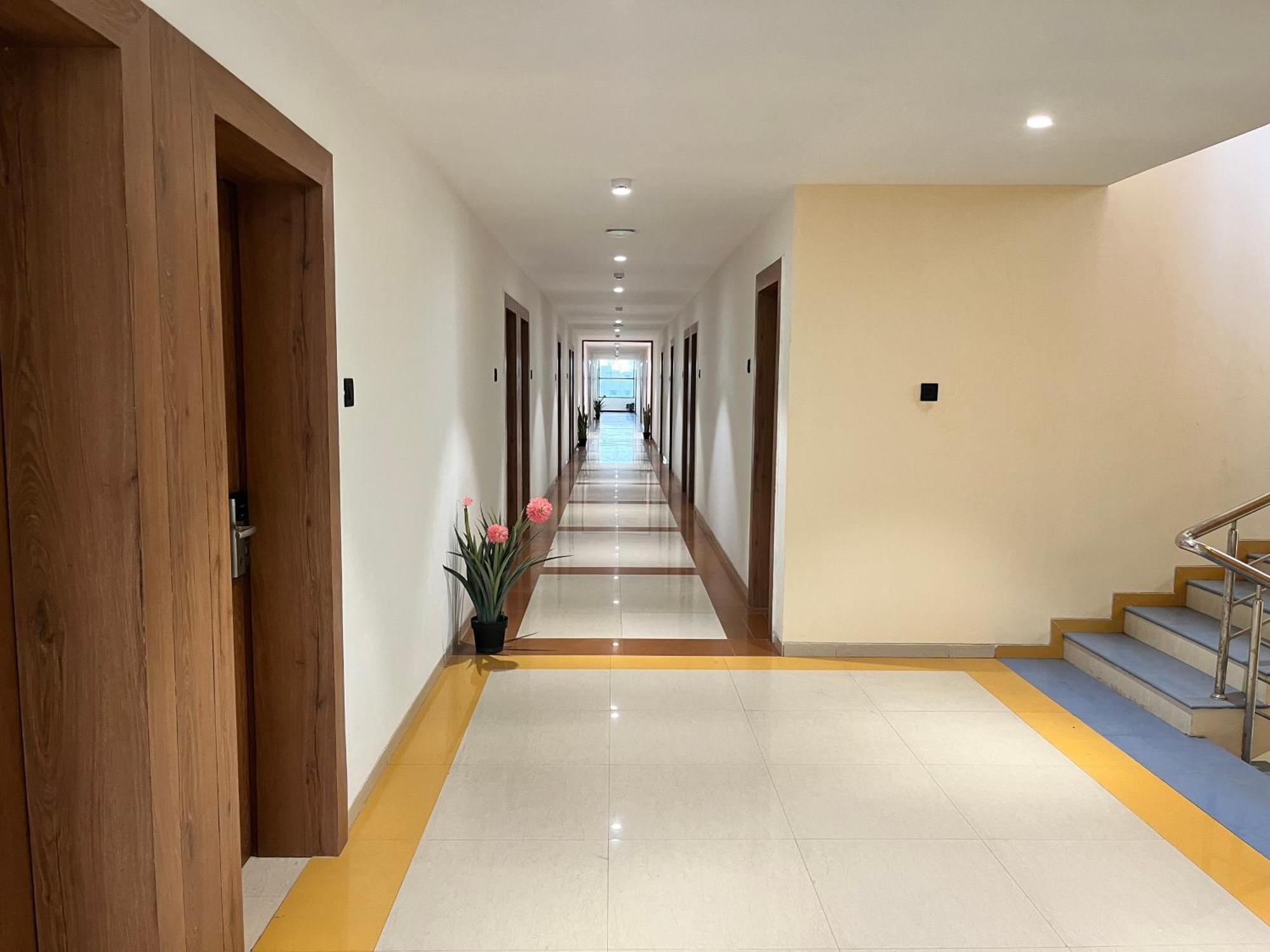 Hotel Avenue Plaza Mundra Buitenkant foto