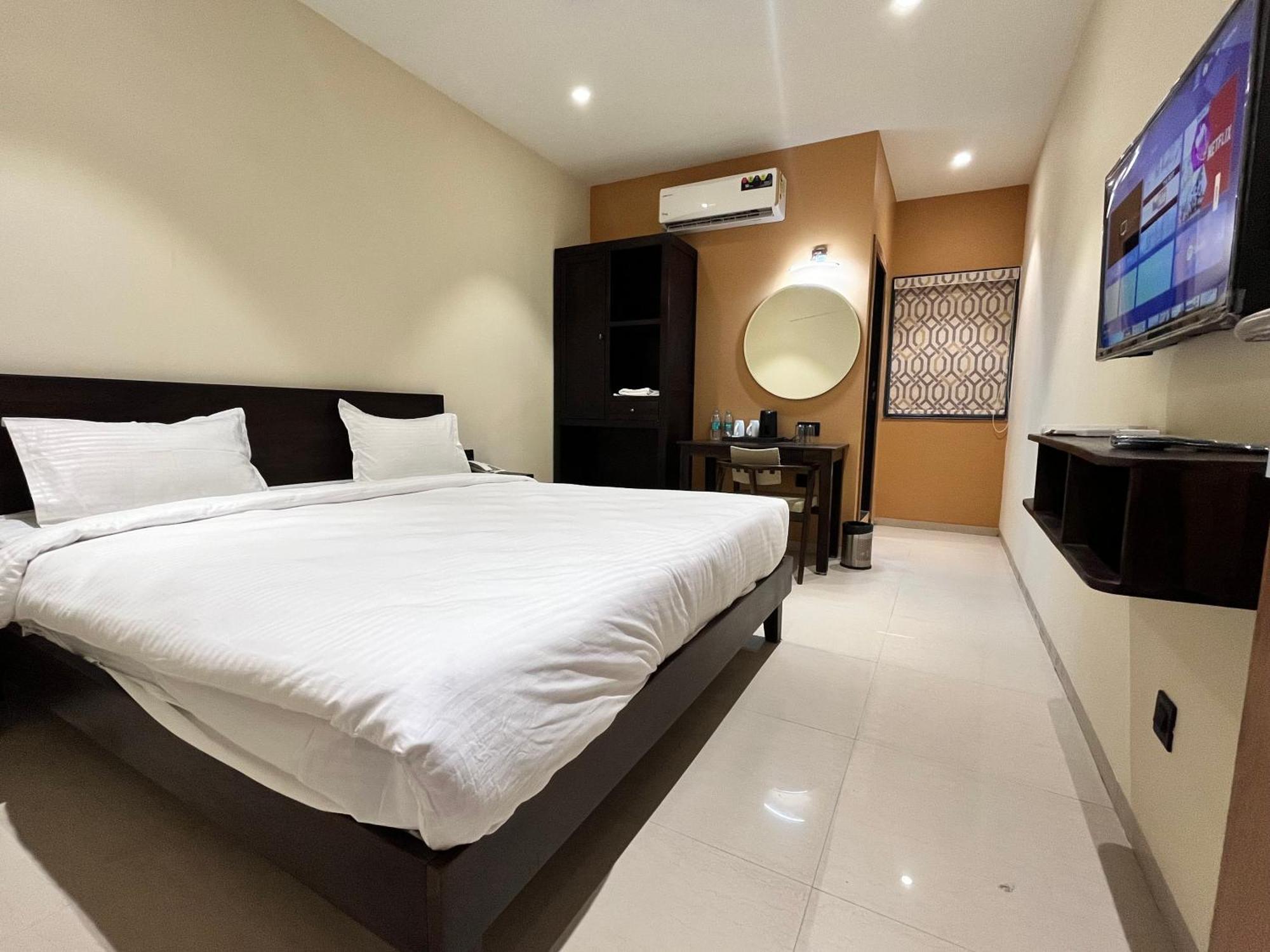 Hotel Avenue Plaza Mundra Buitenkant foto