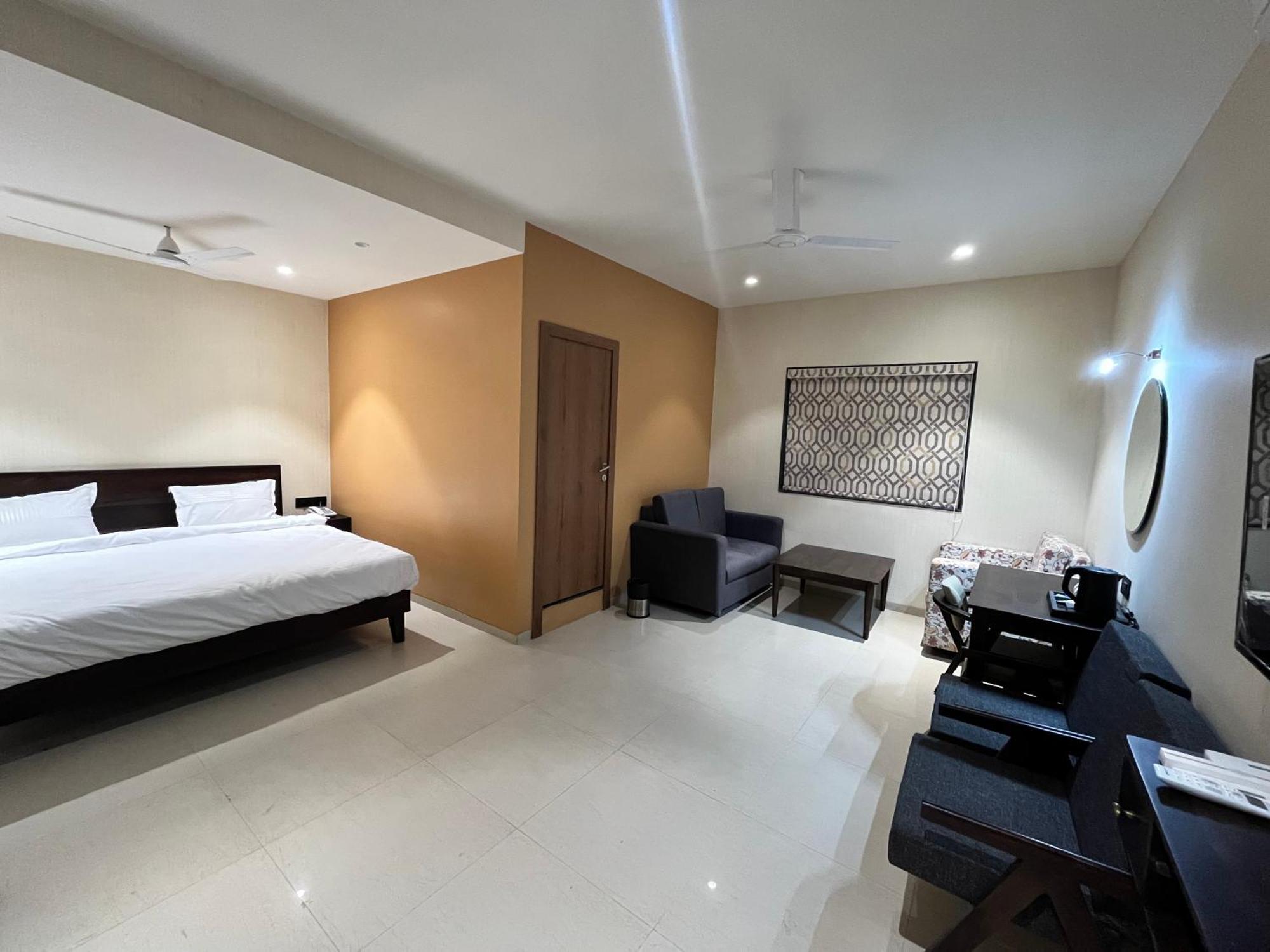 Hotel Avenue Plaza Mundra Buitenkant foto
